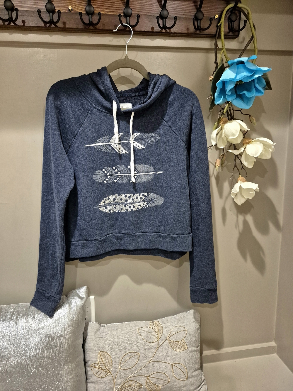Size S-M Hollister Cropped Heather Navy Feather-Print Hoodie Pullover Sweater